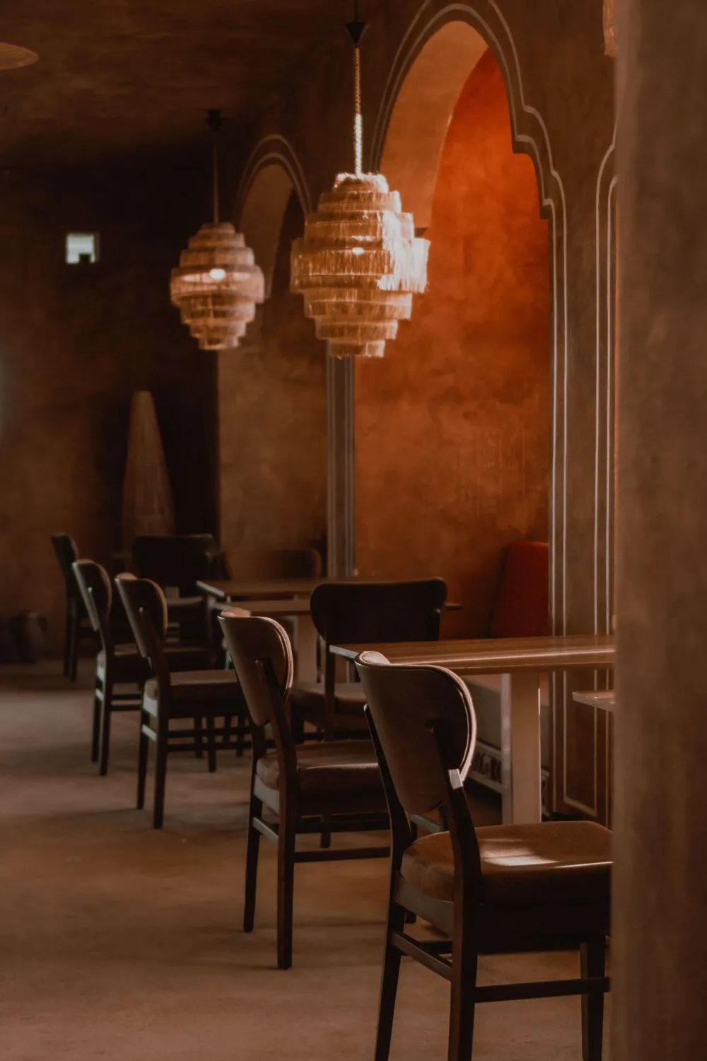Marovella Cuisine interiør med stemningsfull belysning