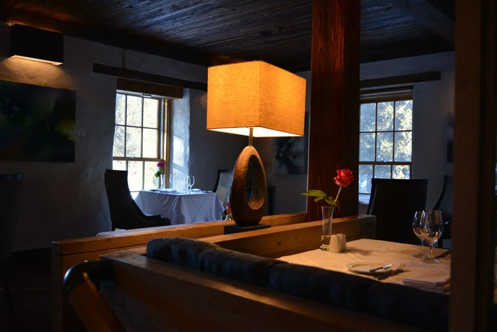 Elegant privat spisesal i Oslo med dempet belysning og sofistikert atmosfære
