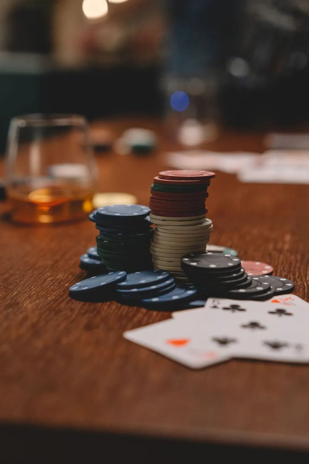 Casino-inspirerte detaljer med spillkort og mørkt treverk